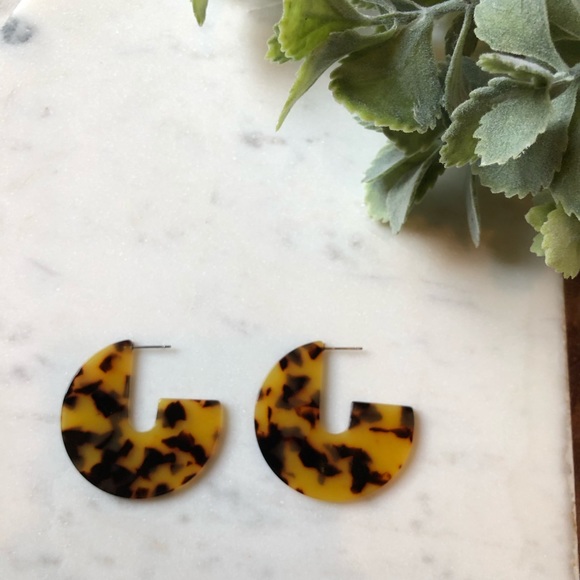 NWOT!! Tortoise Statement Hoop Earrings - Picture 3 of 4